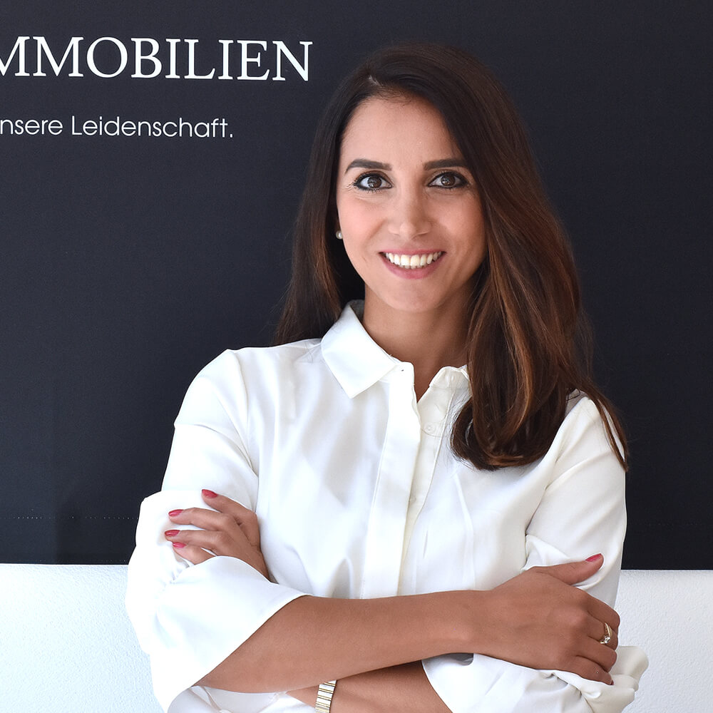 Emel Kara, Inhaberin Kara Immobilien GmbH mit Sitz in Landquart. Für Immobilienvermittlungen und Beratungen in der ganzen Deutschschweiz Emel Kara, Inhaberin Kara Immobilien GmbH mit Sitz in Landquart. Für Immobilienvermittlungen und Beratungen in der ganzen Deutschschweiz